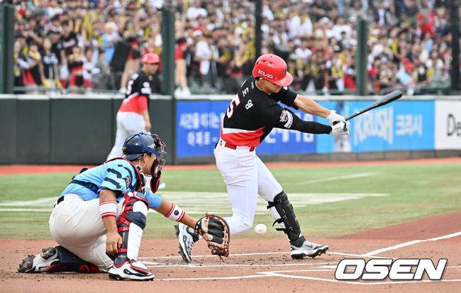 [OSEN=부산, 이석우 기자] 5일 부산 사직야구장에서 2025 신한 SOL 뱅크 KBO 리그 롯데 자이언츠와 KIA 타이거즈의 경기가 열렸다. 홈팀 롯데는 감보아가, 방문팀 KIA는 네일이 선발 출전했다.KIA 타이거즈 김도영이 1회초 롯데 자이언츠 선발 투수 감보아에게 삼진 아웃당하고 있다. 2025.08.05 / foto0307@osen.co.kr
