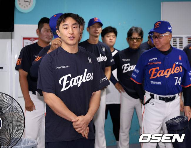 [OSEN=광주, 이대선 기자] 한화 손아섭이 선수단과 인사를 나누고 있다. 2025.08.01 /sunday@osen.co.kr