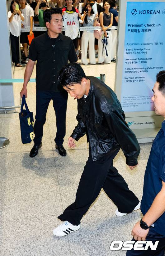 [OSEN=인천공항, 민경훈 기자] 토트넘과 결별을 택한 손흥민이 LAFC 이적을 위해 5일 오후 미국 로스앤젤레스로 출국했다.손흥민은 현지 도착과 동시에 메디컬 테스트와 계약서 서명 그리고 공식 발표까지 이어질 것으로 보인다.손흥민이 출국장으로 향하며 인사를 하고 있다. 2025.08.05 / rumi@osen.co.kr