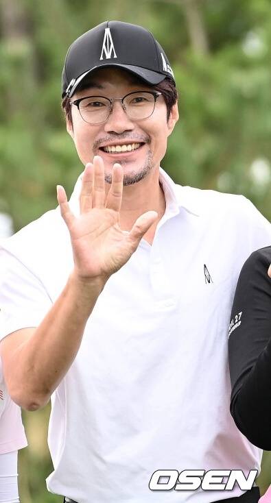 [OSEN=안산, 이대선 기자] 26일 경기도 안산시 아일랜드 컨트리클럽(파72)에서 한국여자프로골프(KLPGA) 투어 엘크루-TV조선 프로 셀러브리티(총상금 6억원)가 열렸다.하민송(롯데), 배우 송영규, 이슬기2(SK네트웍스)가 1번홀에서 티샷을 마치고 기념촬영을 하고 있다. 2021.09.26 /sunday@osen.co.kr