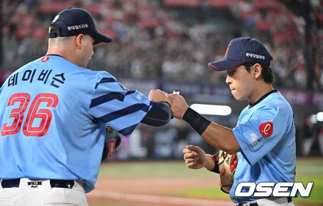 [OSEN=부산, 이석우 기자] 6일 부산 사직야구장에서 2025 신한 SOL 뱅크 KBO 리그 롯데 자이언츠와 KIA 타이거즈의 경기가 열렸다. 홈팀 롯데는 데이비슨이, 방문팀 KIA는 올러가 선발 출전했다.롯데 자이언츠 황성빈이 4회초 2사 1,2루 KIA 타이거즈 김태군의 타구를 몸을 날려 잡고 데이비슨과 하이파이브를 하고 있다. 2025.08.06 / foto0307@osen.co.kr