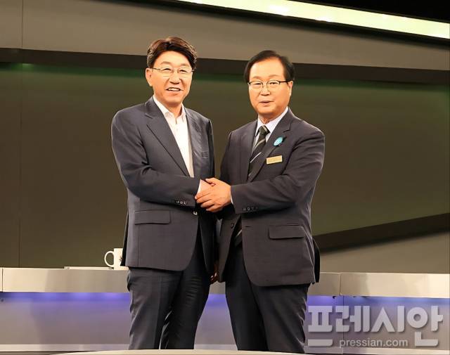 ▲KBS전주방송총국에서 열린 TV토론에서 우범기 전주시장과 유희태 완주군수가 악수하고 있다. ⓒ전주시