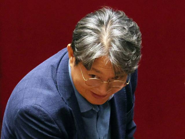 ▲차명 주식거래 의혹을 받는 더불어민주당 이춘석 의원이 지난 5일 국회 본회의에서 방송법 일부개정법률안 관련 필리버스터 종결 동의를 표결하는 투표를 한 뒤 밖으로 나서고 있다. ⓒ연합뉴스