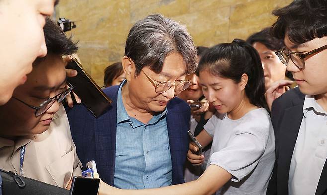 차명 주식거래 의혹에 휩싸인 더불어민주당 소속 이춘석 국회 법제사법위원장(왼쪽 두 번째)이 5일 서울 여의도 국회에서 취재진의 질문 세례를 받으며 이동하고 있다. 뉴시스