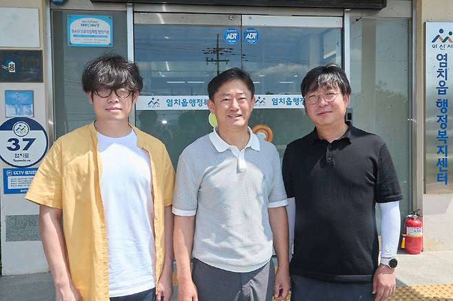 급류에 휩쓸려 차량과 함께 떠내려가지 직전에 있었던 시민 생명을 구한&nbsp;구조한 충남 아산시 염치읍사무소 공무원 박현우·심용근·최욱진씨. (왼쪽부터)