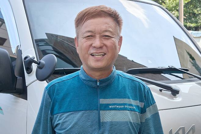 집중호우 속에서 강아지를 구하다 물속에 갇힌 시민을 구조한 홍성표 새마을지도자.