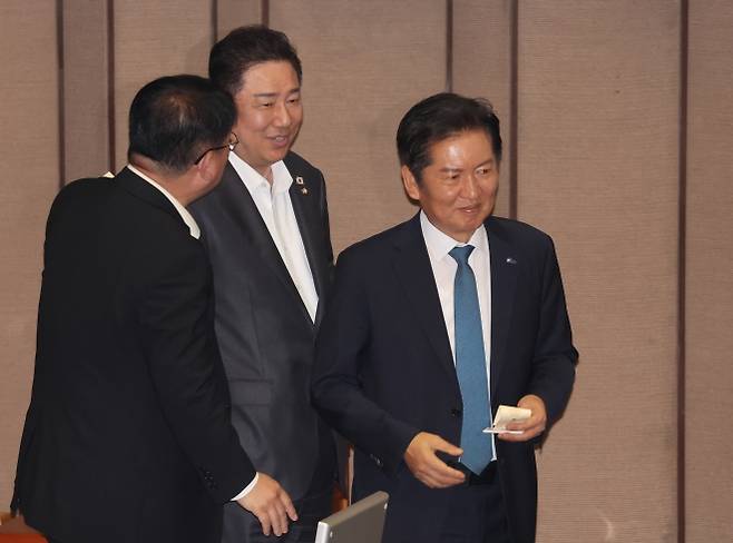 표결 끝낸 與지도부 - 더불어민주당 정청래(오른쪽) 대표와 김병기(가운데) 원내대표 등 여당 의원들이 5일 국회 본회의에서 방송법 개정안 관련 필리버스터(무제한 토론) 강제 종료를 위한 무기명 표결에 참여하고 있다. ‘정청래 체제’ 1호 법안인 방송법 개정안은 필리버스터 강제 종료 직후 가결 처리됐다. 연합뉴스