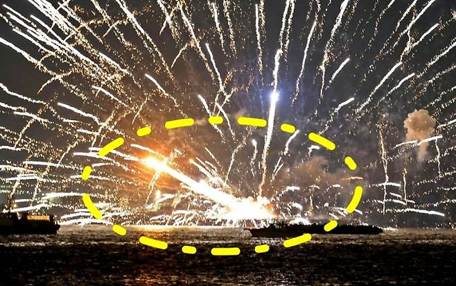 4일 일본 가나가와현 요코하마시  미나토미라이 지역 불꽃축제 중 오발로 추정되는 사고가 발생, 발사선박에 불이 붙고 있다. 2025.8.4 요코하마 로이터 연합뉴스(쿄도 제공)