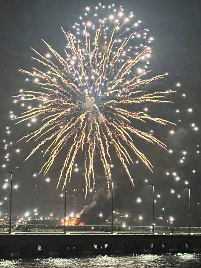 4일 일본 가나가와현 요코하마시  미나토미라이 지역 불꽃축제 중 오발로 추정되는 사고가 발생, 발사선박(사진 하단 화염)에 불이 붙고 있다. 2025.8.4 요코하마 AFP 연합뉴스(지지통신 제공)