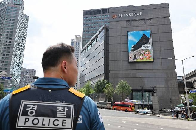 경찰특공대, 신세계백화점 본점 폭발물 설치 신고에 주변 통제 - 5일 오후 서울 중구 신세계백화점 본점에 폭발물을 설치했다는 신고가 접수돼 경찰이 주변을 통제하고 있다. 2025.08.05. 뉴시스