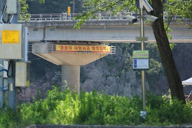 ‘물놀이 사망사고 발생지역’ - 10일 오전 충남 금산군 제원면 천내리 기러기공원 인근 유원지에 ‘물놀이 사망사고 발생지역’이라는 현수막이 붙어 있다. 이곳에서는 전날 오후 6시 19분께 물놀이를 하던 20대 5명 중 4명이 실종됐다가 숨진 채 발견됐다. 2025.7.10 연합뉴스
