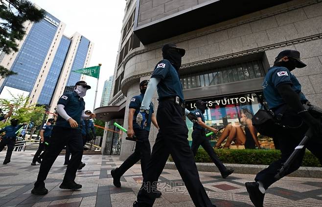 5일 서울 중구 명동 신세계백화점 본점에 폭발물을 설치했다는 협박 글이 인터넷 커뮤니티에 올라와 출동한 경찰이 주변을 통제하고 있다. 2025.8.5 홍윤기 기자