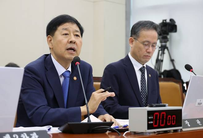 의원 질의에 답하는 구윤철 부총리 - 구윤철 부총리 겸 기획재정부 장관이 6일 국회에서 열린 기획재정위원회 전체회의에서 의원 질의에 답하고 있다. 오른쪽은 이형일 기재부 1차관. 2025. 8. 6. 뉴시스