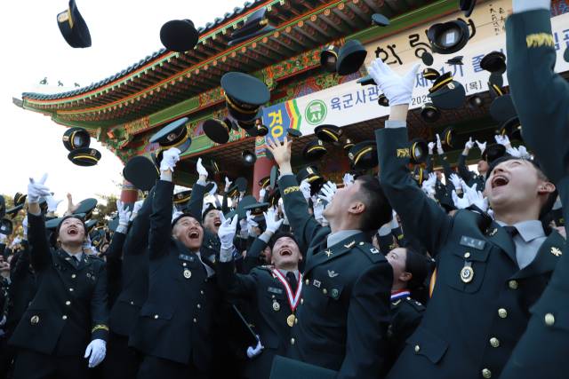 육군은 2월 27일 김선호 국방부장관 직무대행 주관으로 서울 노원구 소재 육군사관학교에서 ‘제81기 졸업 및 임관식’을 실시했다. 이날 총 231명의 사관생도(외국군 위탁생도 8명 포함)가 정예 육군 장교로서의 첫발을 내디뎠다. 사진 제공=국방부