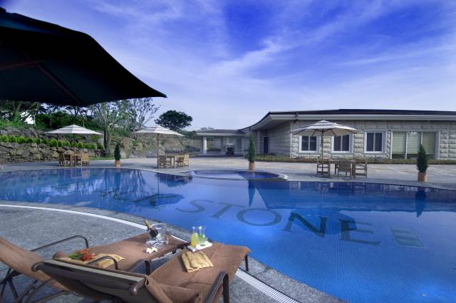 블랙스톤 제주의 야외 수영장. 개인 테라피 룸과 사우나까지 갖췄다.