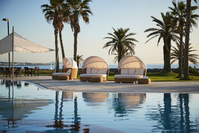 해비치에서는 파도 소리를 들으며 물놀이를 할 수 있다.