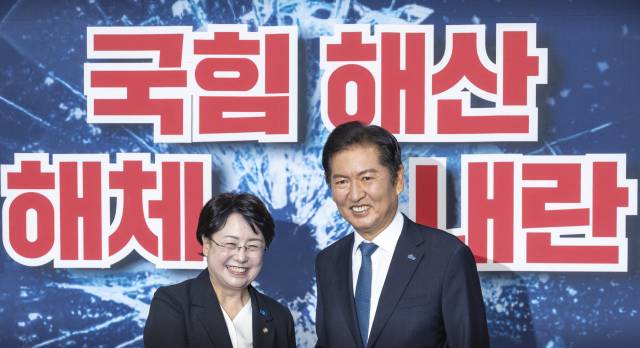 정청래 더불어민주당 대표와 조국혁신당 김선민 당 대표 권한대행이 5일 국회에서 만나고 있다. 연합뉴스