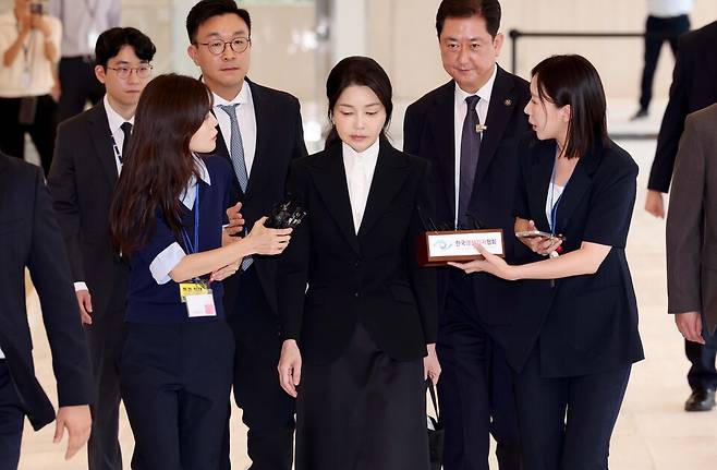 윤석열 전 대통령 배우자 김건희 여사가 8월6일 서울 종로구 KT광화문빌딩 웨스트에 마련된 민중기 특별검사팀 사무실에 피의자 신분으로 출석하고 있다. 전·현직 대통령 부인이 수사기관에 피의자로 공개 출석하는 것은 헌정사상 처음이다. ⓒ 연합뉴스
