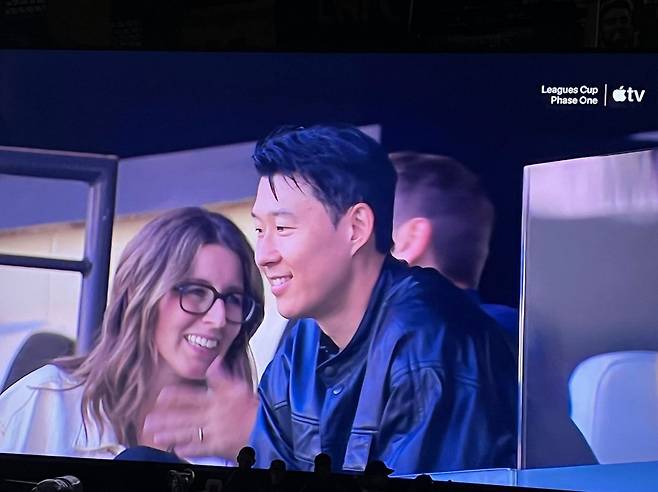 LAFC 손흥민이 BMO 스타디움을 방문하자 현지 방송이 카메라로  비췄다. 팬들은 중계화면까지 캡처하며 반가운 소식을 공유했다. 사진출처｜LAFC 팬 커뮤니티 페이스북