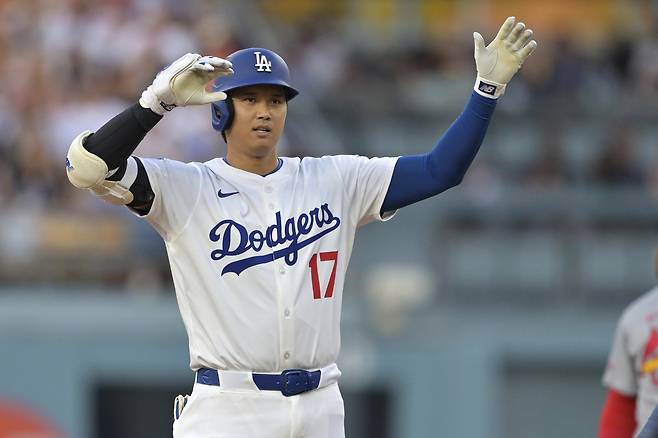 LA 다저스 오타니 쇼헤이가 6일 세인트루이스전에서 1회말 2루타를 날린 뒤 베이스에서 세리머니하고 있다. AP연합뉴스