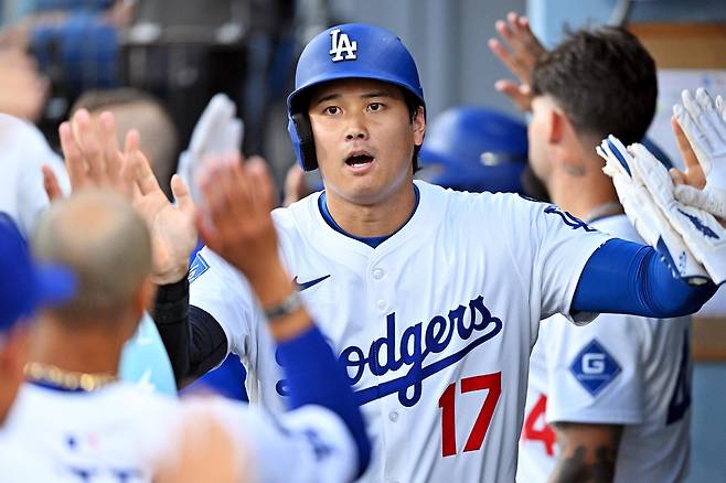 LA 다저스 오타니가 6일 세인트루이스전에서 1회말 득점한 뒤 동료들의 환영을 받고 있다. Imagn Images연합뉴스