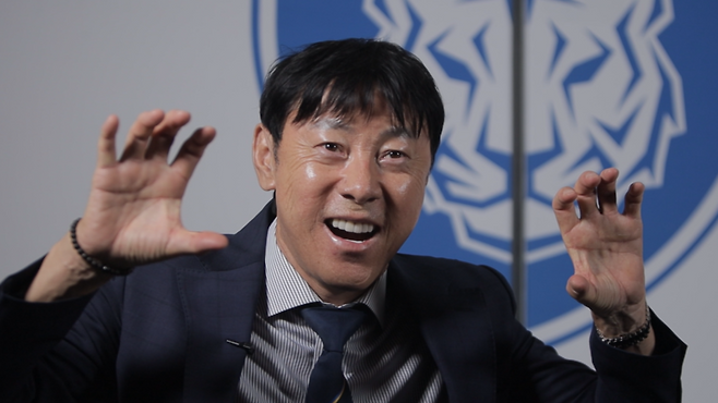 ▲ K리그1 명문 울산 HD가 선임과 재신임을 병행하는 '투트랙 행보'로&nbsp;후반기 반등을 예고하고 있다.&nbsp;신태용(사진) 신임 사령탑 선임과&nbsp;김광국 대표이사 유임을 하루&nbsp;간격으로 발표해&nbsp;혁신과 안정을 두루 도모한 것인데 울산의 승부수가 피치에서도 구현될 수 있을지 주목된다. ⓒ 울산 HD