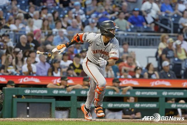 이정후가 5일 피츠버그전에서 3루타를 날리고 있다. /AFPBBNews=뉴스1