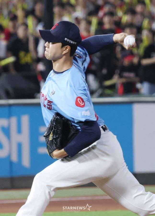 롯데 윤성빈이 5일 사직 KIA전에서 역투하고 있다. /사진=김진경 대기자