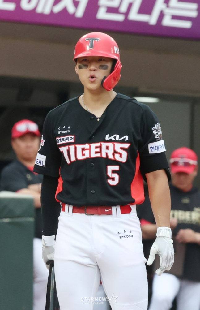 KIA 김도영이 5일 사직 롯데전에서 1회초 몸쪽 볼을 피한 후 한숨을 쉬고 있다. /사진=김진경 대기자
