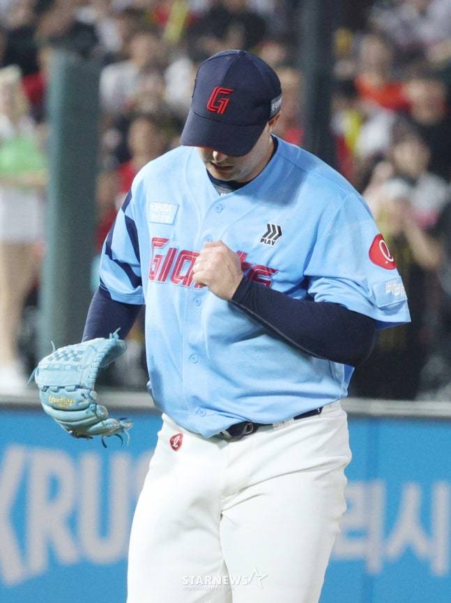 롯데 터커 데이비슨이 6일 사직 KIA전에서 삼진을 잡은 후 주먹을 불끈 쥐고 있다. /사진=김진경 대기자