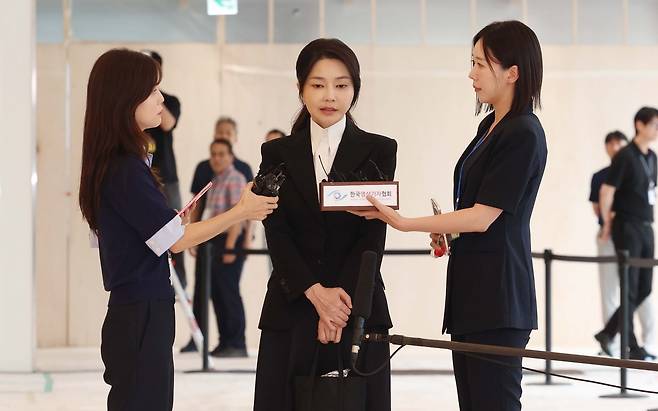 윤석열 전 대통령 부인 김건희 여사가 6일 서울 종로구 민중기 김건희 특별검사팀 사무실에 자본시장법 위반 등 혐의 피의자 신분으로 출석하고 있다. 사진공동취재단