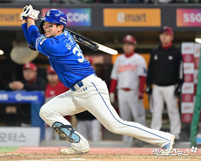 삼성 라이온즈 김영웅이 올해 정규시즌 경기에서 타격하고 있다. 엑스포츠뉴스 DB