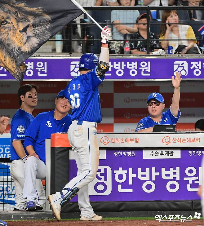 삼성 라이온즈 김영웅이 올해 정규시즌 경기에서 홈런을 친 뒤 오른쪽에 선 박진만 감독의 환영을 받고 있다. 엑스포츠뉴스 DB