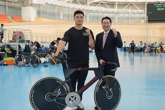 최태호(왼쪽)와 이상현 대한사이클연맹 회장 [대한사이클연맹 제공. 재판매 및 DB 금지]