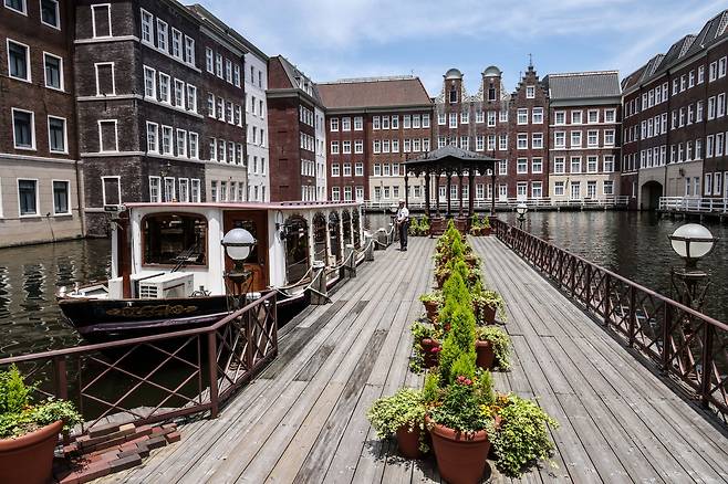 '호텔 유럽' 선착장과 크루저 [사진/백승렬 기자]