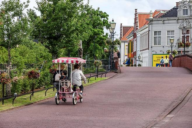 단체 자전거 타는 가족 [사진/백승렬 기자]
