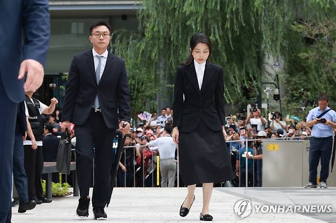 김건희 여사, 특검 첫 출석 (서울=연합뉴스) 신현우 기자 = 윤석열 전 대통령 부인 김건희 여사가 6일 서울 종로구 KT광화문빌딩 웨스트에 마련된 민중기 특별검사팀에 피의자 신분으로 첫 출석하고 있다. 전·현직 대통령 부인이 수사기관에 피의자로 공개 출석하는 것은 헌정사상 처음이다. 2025.8.6 nowwego@yna.co.kr