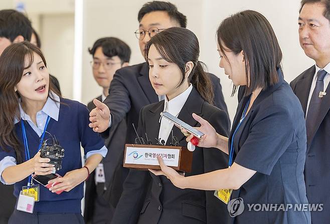 김건희, 특검 출석 (서울=연합뉴스) 윤석열 전 대통령 배우자 김건희 여사가 6일 서울 종로구 KT광화문빌딩 웨스트에 마련된 민중기 특별검사팀 사무실에 피의자 신분으로 출석하고 있다. 2025.8.6 [사진공동취재단] photo@yna.co.kr