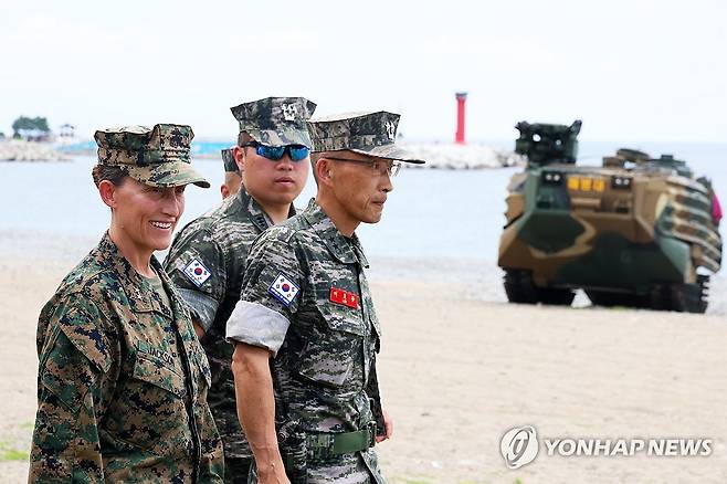 훈련 참관하는 한미 해병대 소장 (포항=연합뉴스) 손대성 기자 = 6일 경북 포항 해안에서 열린 한미 해병대 연합훈련인 KMEP 훈련에서 이호종 한국 해병대 1사단장(소장)과 발레리 잭슨 주한 미해병대사령관(소장)이 훈련 상황을 둘러보고 있다. 2025.8.6 sds123@yna.co.kr