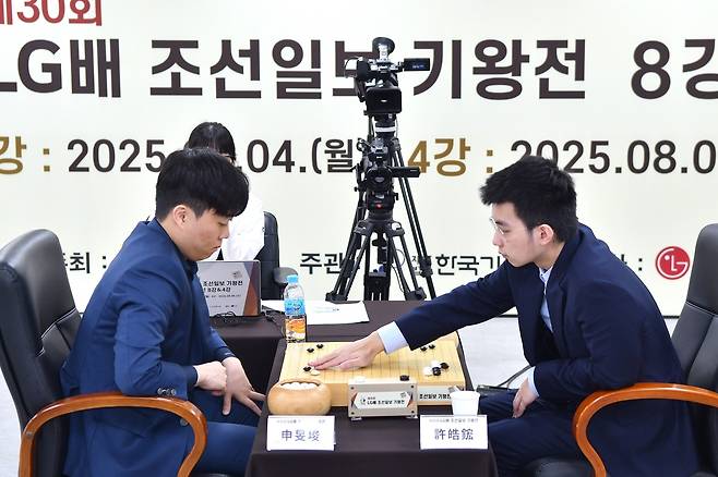 신민준(왼쪽) 9단이 쉬하오훙 9단을 꺾고 LG배 결승에 올랐다. [한국기원 제공. 재판매 및 DB 금지]