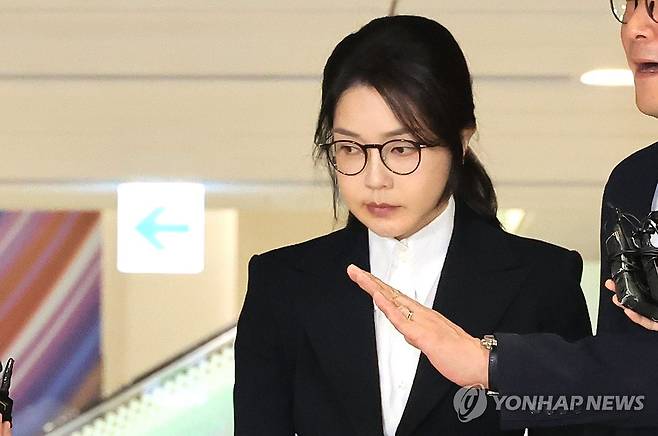 피의자 조사 마친 김건희 여사 (서울=연합뉴스) 최재구 기자 = 윤석열 전 대통령 부인 김건희 여사가 6일 서울 종로구 KT광화문빌딩 웨스트에 마련된 민중기 특별검사팀에서 피의자 신분으로 조사를 받고 귀가하고 있다. 2025.8.6 jjaeck9@yna.co.kr