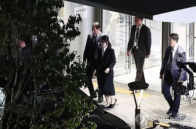 경호 받으며 차량 향하는 김건희 여사 (서울=연합뉴스) 김성민 기자 = 윤석열 전 대통령 부인 김건희 여사가 6일 서울 종로구 KT광화문빌딩 웨스트에 마련된 민중기 특별검사팀에서 피의자 신분으로 조사를 받고 귀가하고 있다. 2025.8.6 ksm7976@yna.co.kr