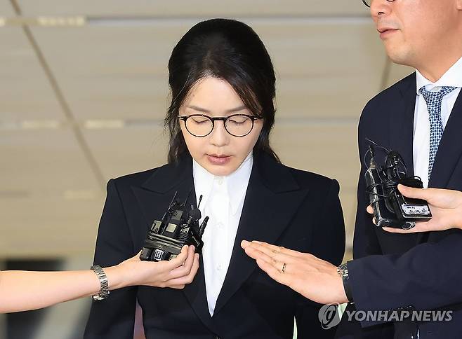 조사 받고 귀가하는 김건희 여사 (서울=연합뉴스) 최재구 기자 = 윤석열 전 대통령 부인 김건희 여사가 6일 서울 종로구 KT광화문빌딩 웨스트에 마련된 민중기 특별검사팀에서 피의자 신분으로 조사를 받고 귀가하고 있다. 2025.8.6 jjaeck9@yna.co.kr
