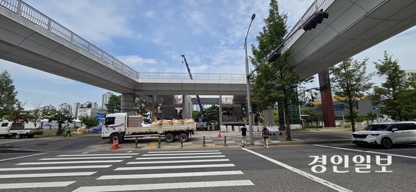 파주 경의중앙선 운정역 공중보행데크가 가람마을 아파트단지와 직접 연결돼 시민들의 보행 편의가 크게 개선될 전망이다. 2025.8.7 파주/이종태기자 dolsaem@kyeongin.com