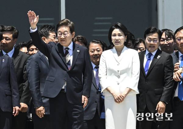 이재명 대통령과 김혜경 여사가 6일 4일 서울 여의도 국회에서 열린 제21대 대통령 취임 선서를 마치고 취재진들을 향해 인사하고 있다. 2025.6.4 /경인일보DB