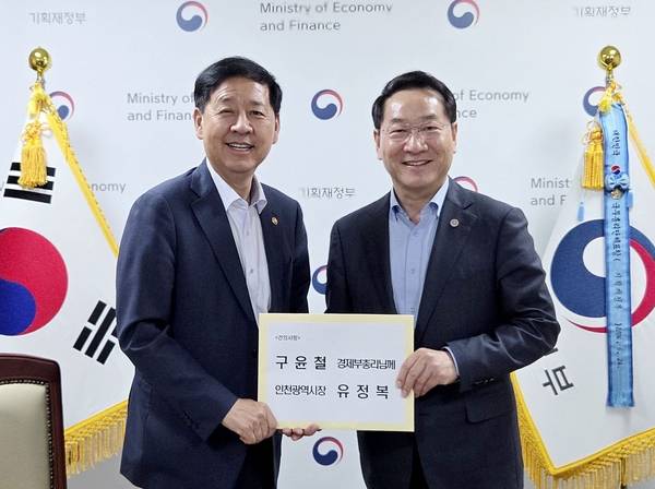유정복 인천시장이 7일 정부서울청사에서 구윤철 경제부총리에게 인천시의 건의사항을 전달하고 있다. 2025.8.7 /인천시 제공