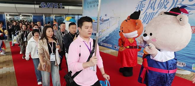 ▲ 정부가 중국 단체 관광객의 무비자 입국을 한시적으로 허용하기로 했다. 중국이 한국인에 대해 먼저 무비자 입국을 허용한 데 따른 상호 조치다. 2024년 5월 인천항 국제여객터미널로 입국하는 중국인 관광객. /인천일보 DB