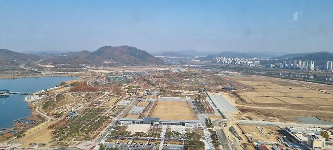 중앙녹지공간 전경. 이 곳에는 국립박물관단지 부지와 중앙공원 2단계가 미완의 대기로 남아 있다. 사진=이희택 기자.