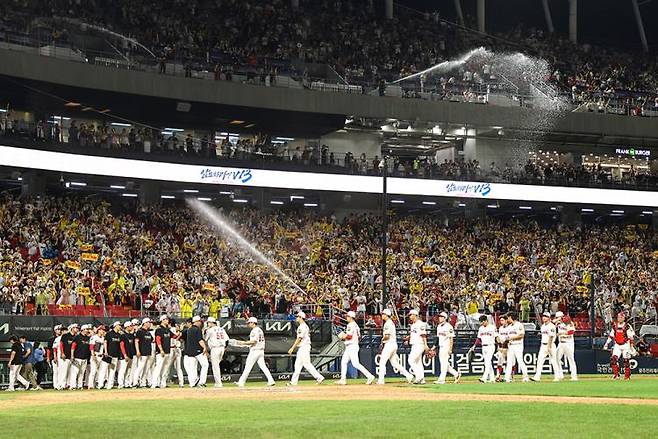KIA 타이거즈 선수단이 지난달 31일 광주 기아챔피언스필드에서 열린 두산과의 홈 경기에서 승리한 후 하이파이브하며 퇴장하고 있다. /사진=KIA 제공