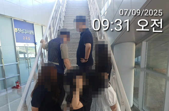 전라남도 산하 출자·출연기관인 전남중소기업일자리경제진흥원이 경영평가 과정 등에서 내부적으로 마찰을 빚고 있다. 사진은 경영평가 둘째 날인 지난달 9일 진흥원 직원들이 평가장 진입을 가로막고 있는 모습. /독자 제공